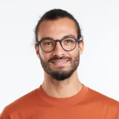 Chamberi Black – Blue Light Reading Glasses Unisex -Household Decoration Shop Chamberi Black Front blue light reading glasses Barner model